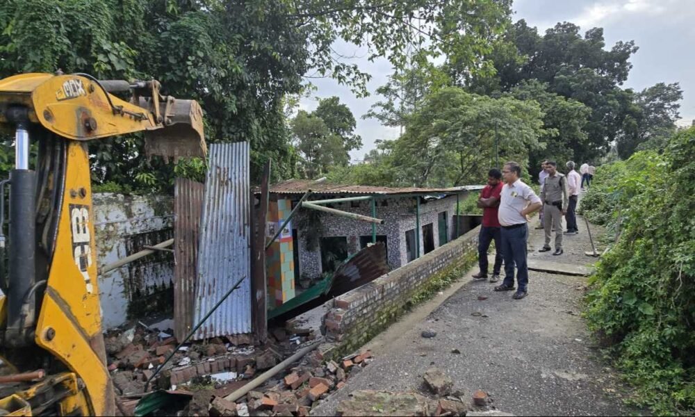 अवैध अतिक्रमण पर थम नहीं रहा जिला प्रशासन का प्रहार; दो स्थानों पर अतिक्रमण ध्वस्त