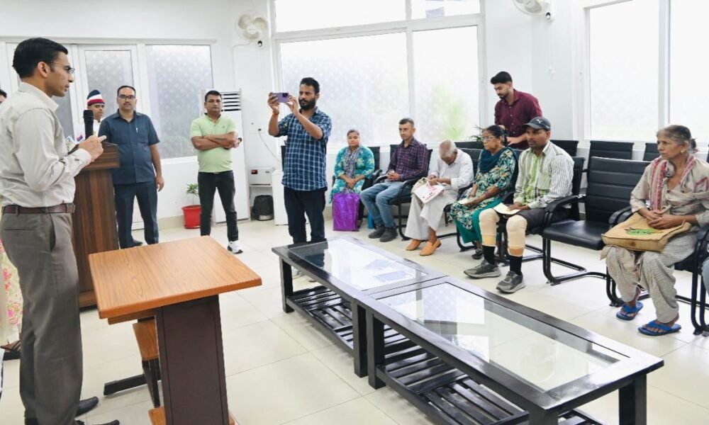 पहल: डीएम सविन बंसल की पहल से असहायों के चेहरे पर लौटी मुस्कान, रायफल फंड से मिली नई जिंदगी… 