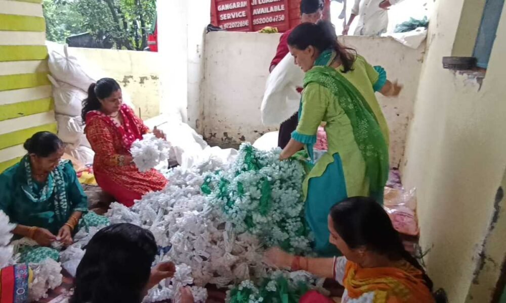 राजधानी दून में समूह की महिलाओं ने तैयार की दिवाली के लिए एलइडी लाइट