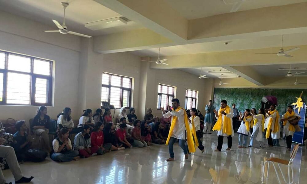 थिएटर विभाग द्वारा सूचना का अधिकार अधिनियम पर नुक्कड़ नाटक का आयोजन