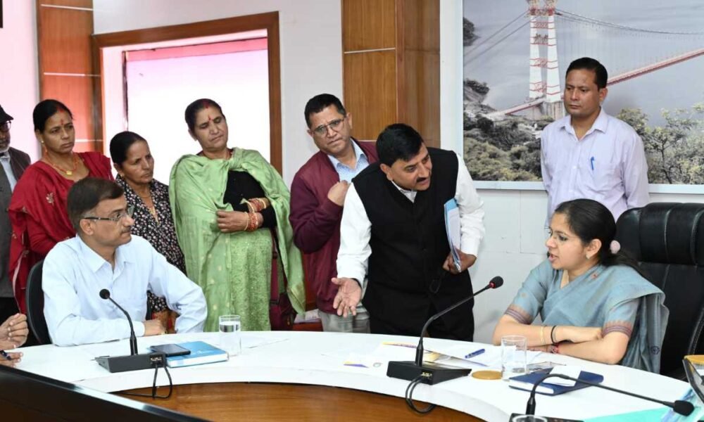 डीएम टिहरी ने जनता दरबार में सुनी फरियादियों की समस्याएं